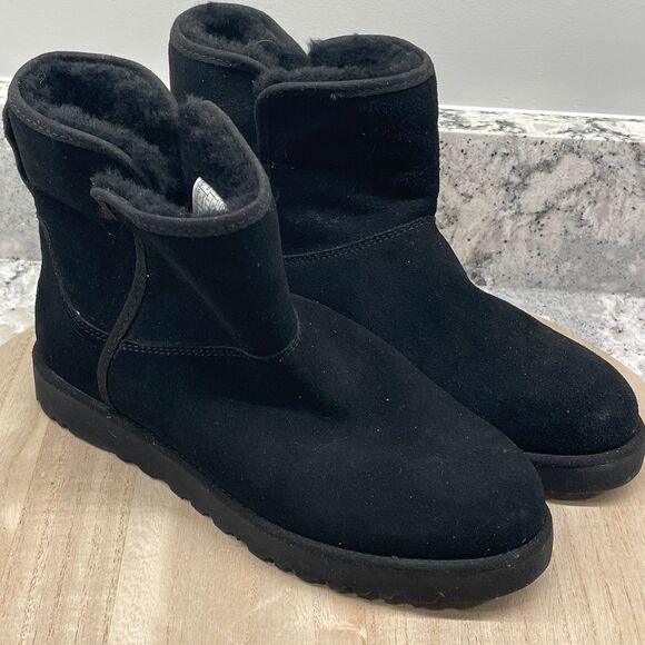 NEW Black Womens UGG Size 7 Low Fuzzy Winter Boots Nordstrom Rack - Picture 1 of 8